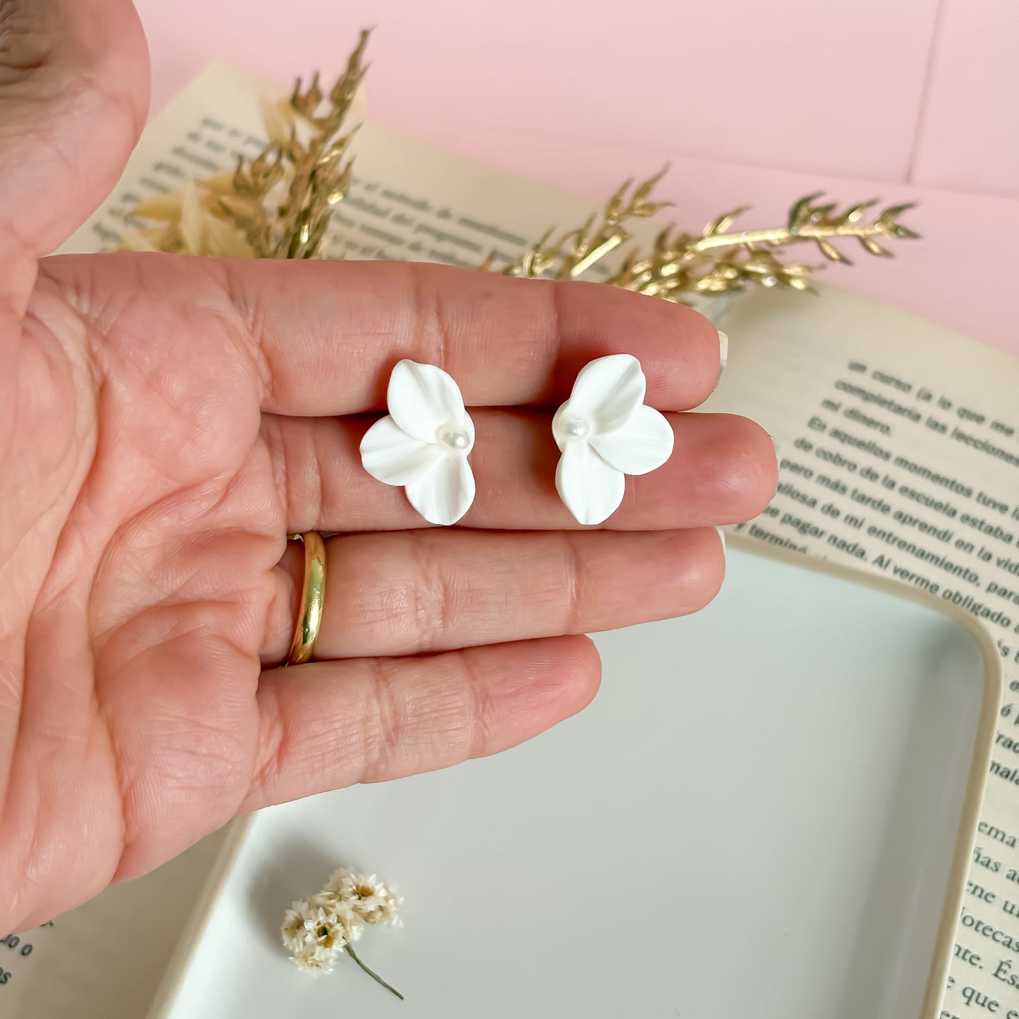 Minimalist petal flower earrings with pearl