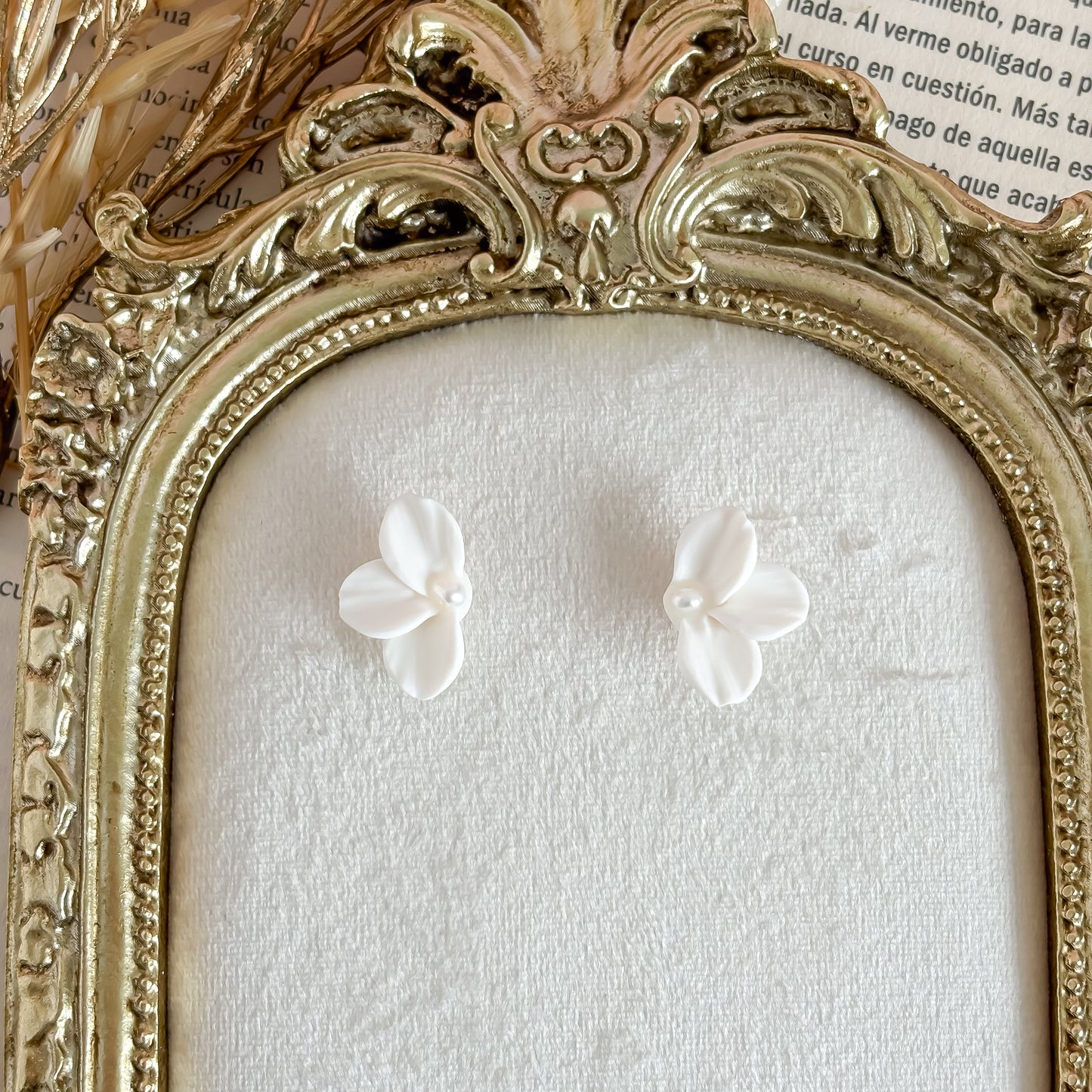 Minimalist petal flower earrings with pearl