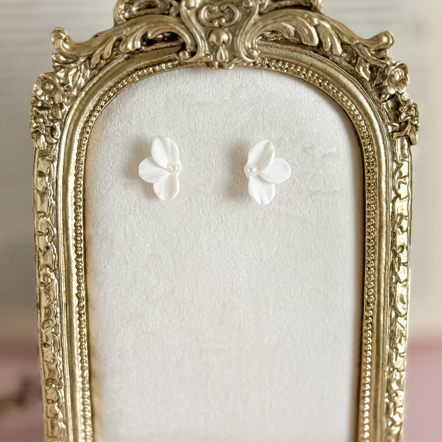 Minimalist petal flower earrings with pearl