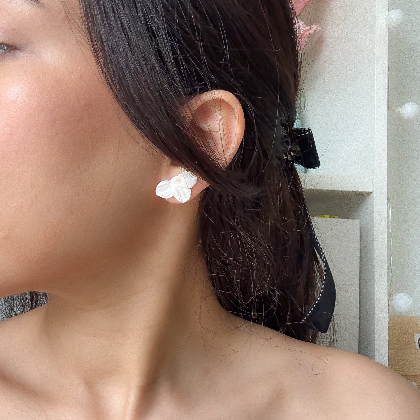 Minimalist petal flower earrings with pearl