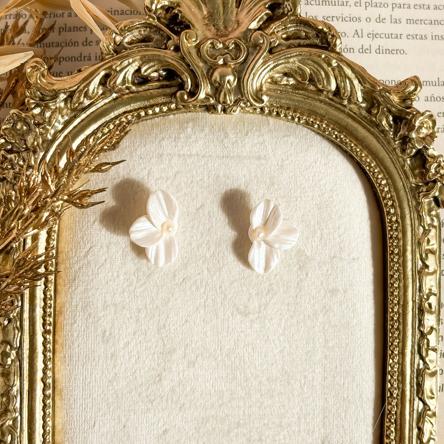 Minimalist petal flower earrings with pearl