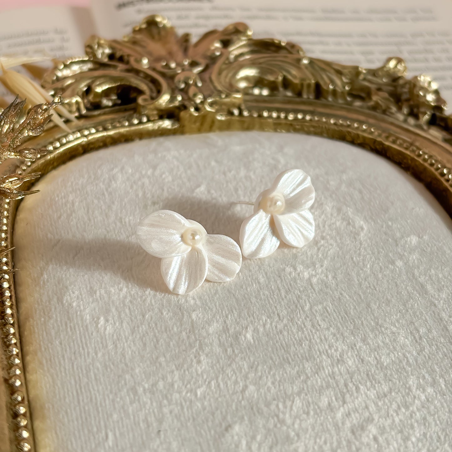 Minimalist petal flower earrings with pearl