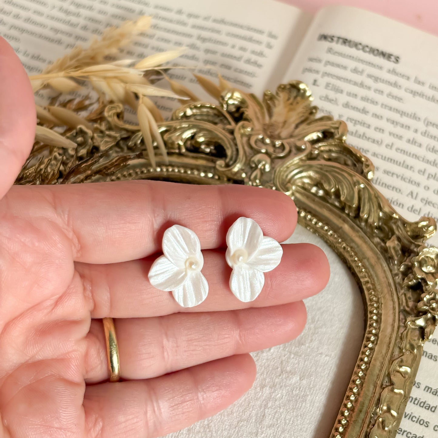 Minimalist petal flower earrings with pearl