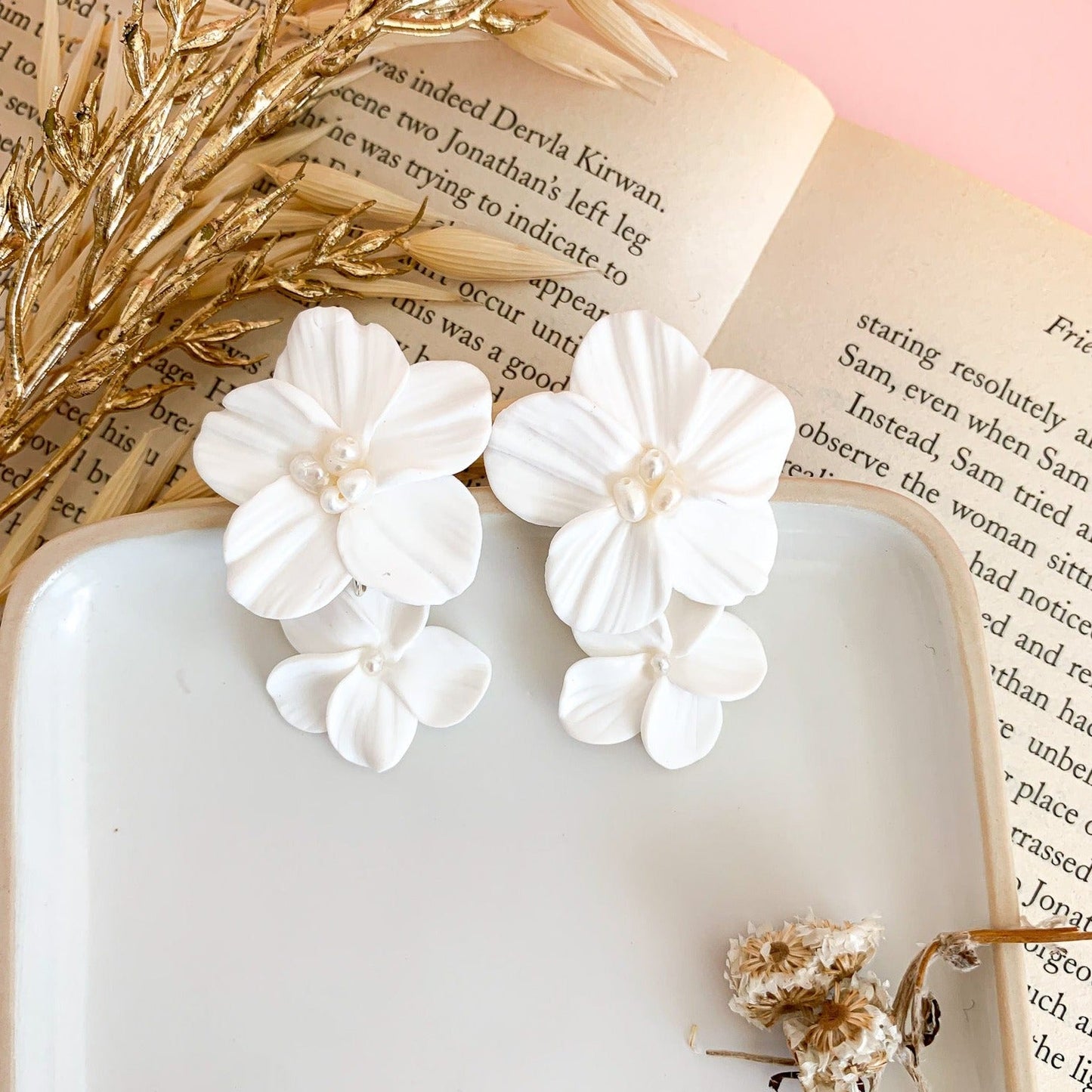Twee lagen fijne witte bloemen, handgemaakt van polymeerklei