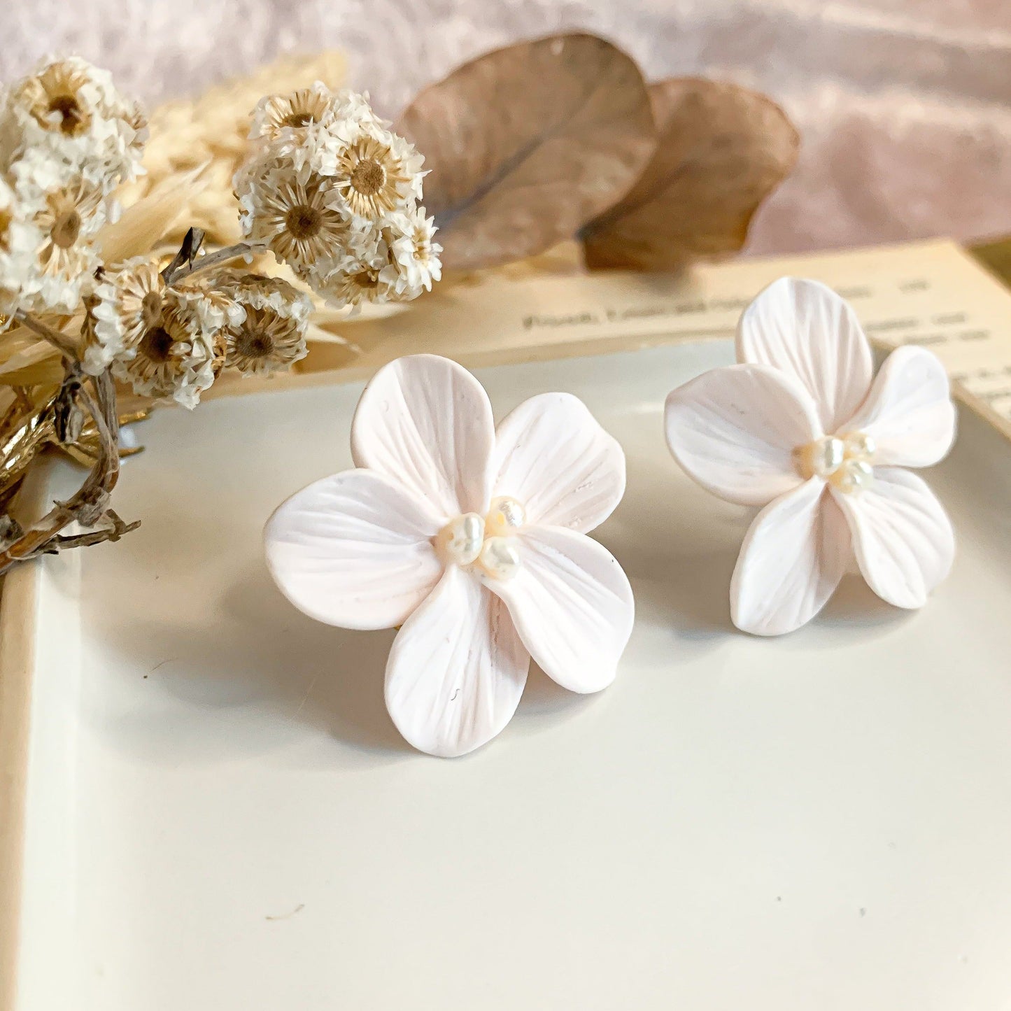 oorbellen met witte bloemen vanuit een andere hoek