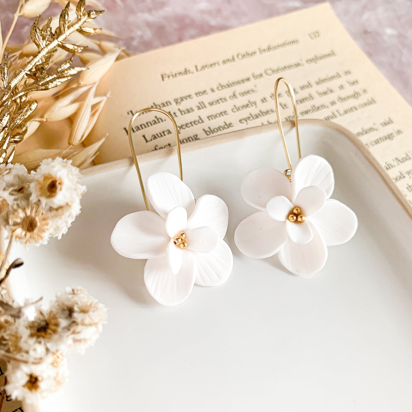 Bengelende bloem oorbellen in witte kleur
