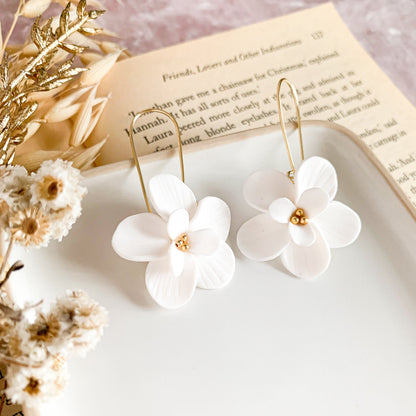 Bengelende bloem oorbellen in witte kleur