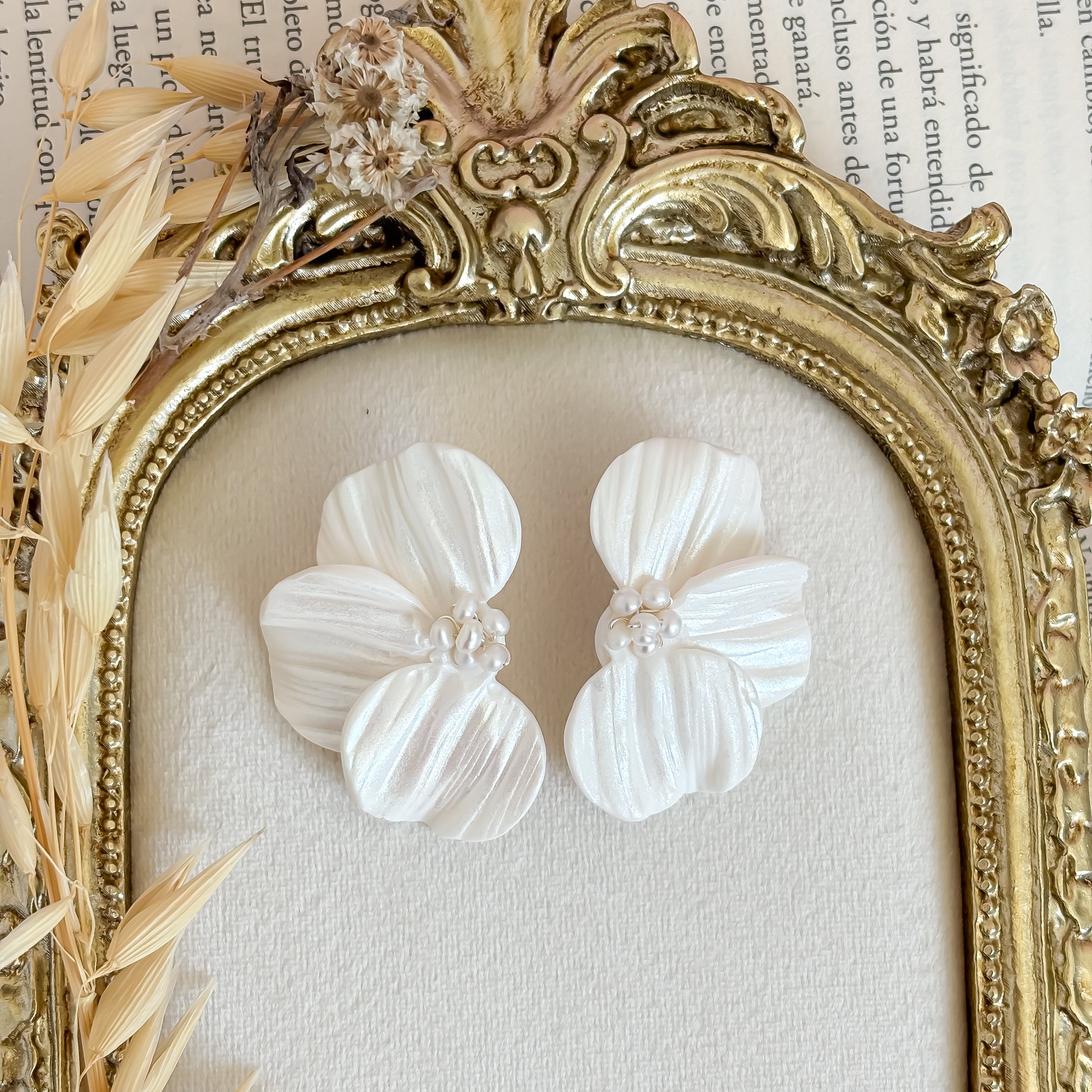 Bloemblad-vormige bloem met zoetwaterparel Centrale oorbellen