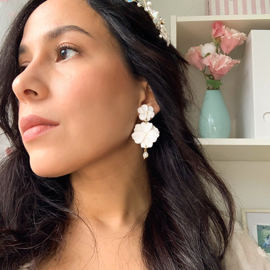 Bruid (model) met onze lange bloemen bruidsoorbellen