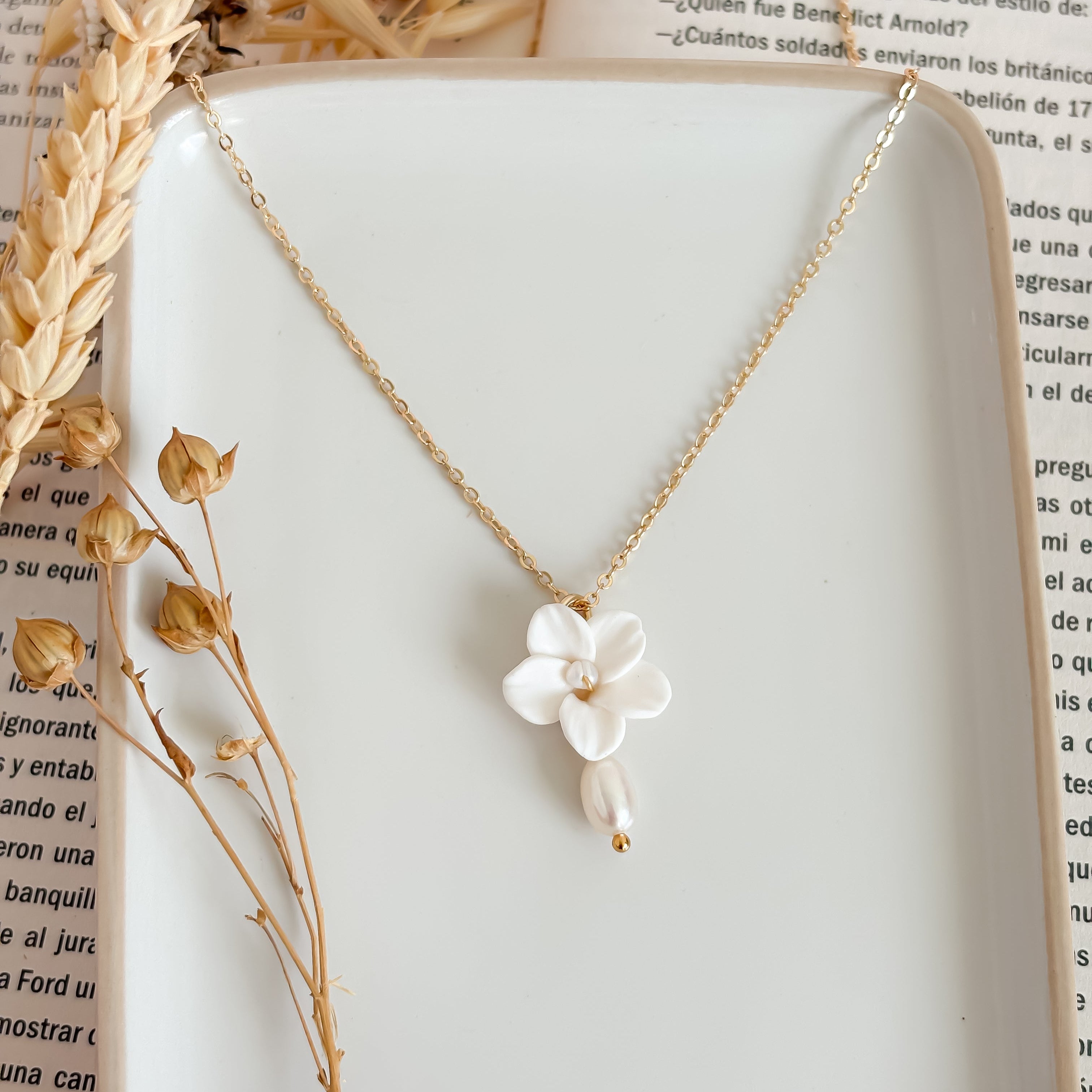 Delicate Floral Pearl Pendant Necklace