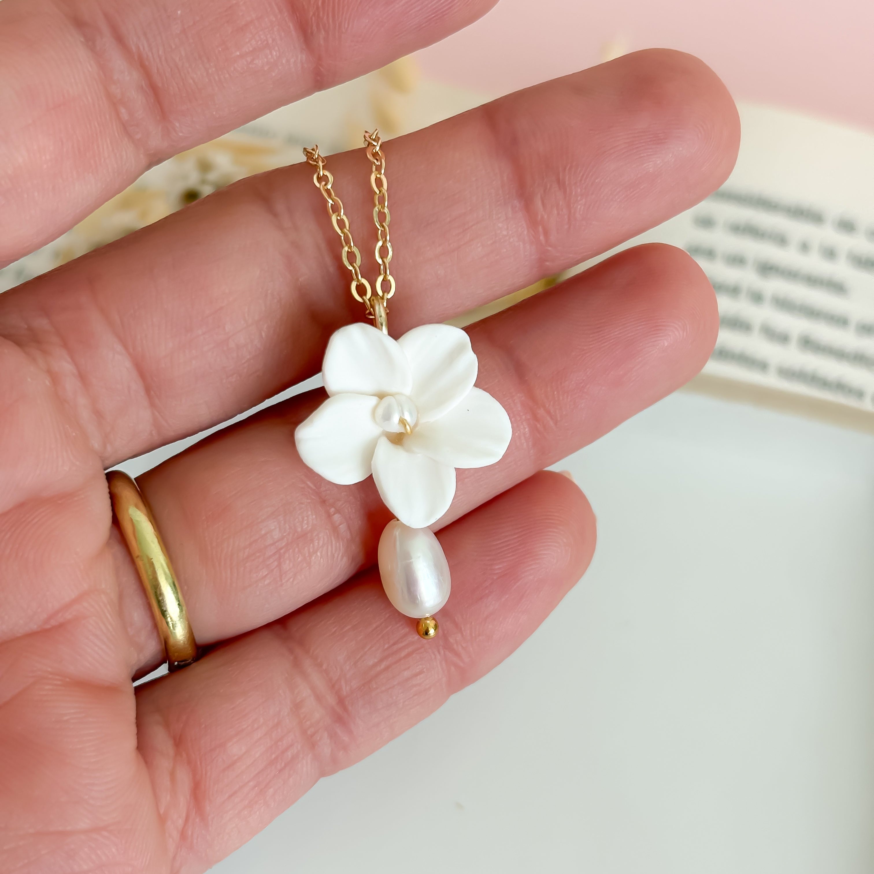 Delicate Floral Pearl Pendant Necklace