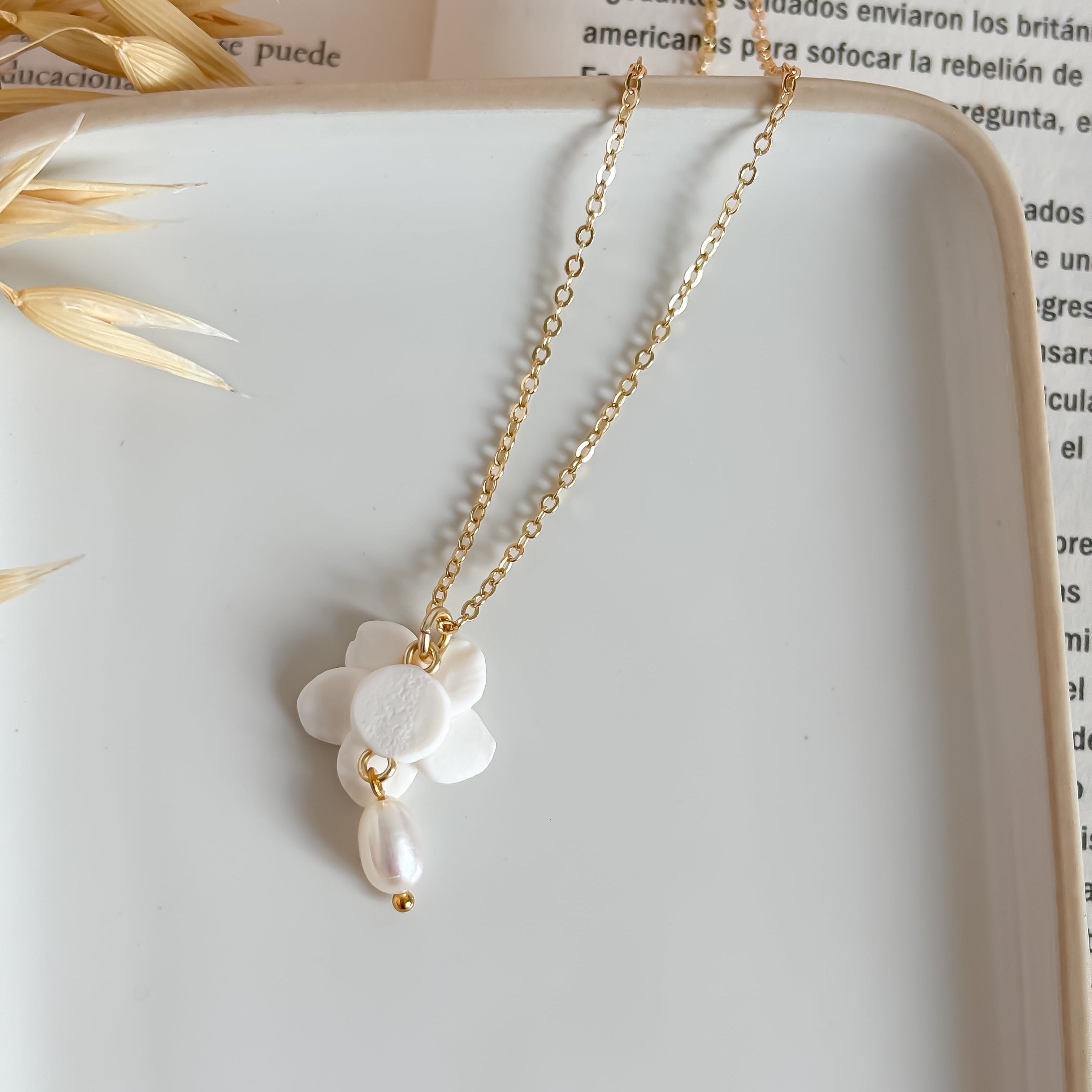 Delicate Floral Pearl Pendant Necklace
