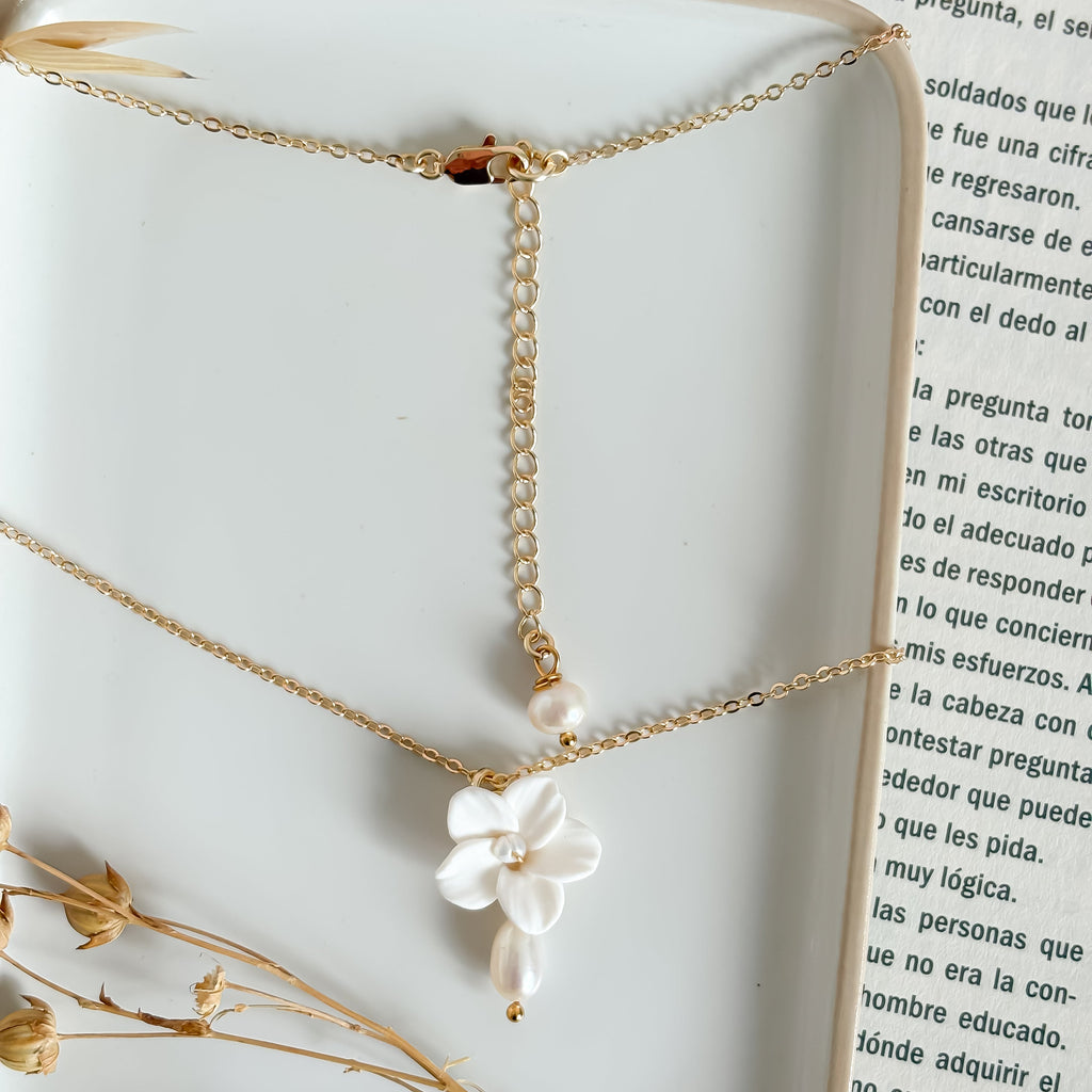 Delicate Floral Pearl Pendant Necklace