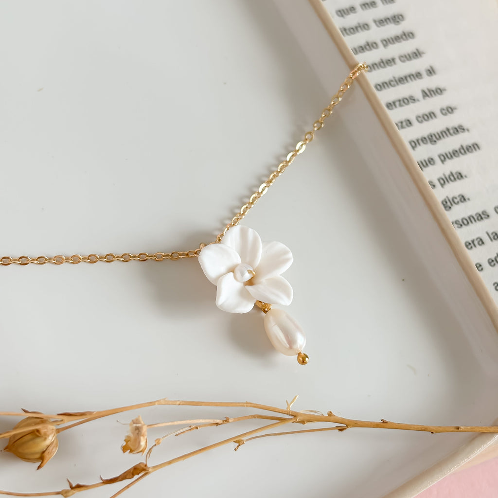 Delicate Floral Pearl Pendant Necklace