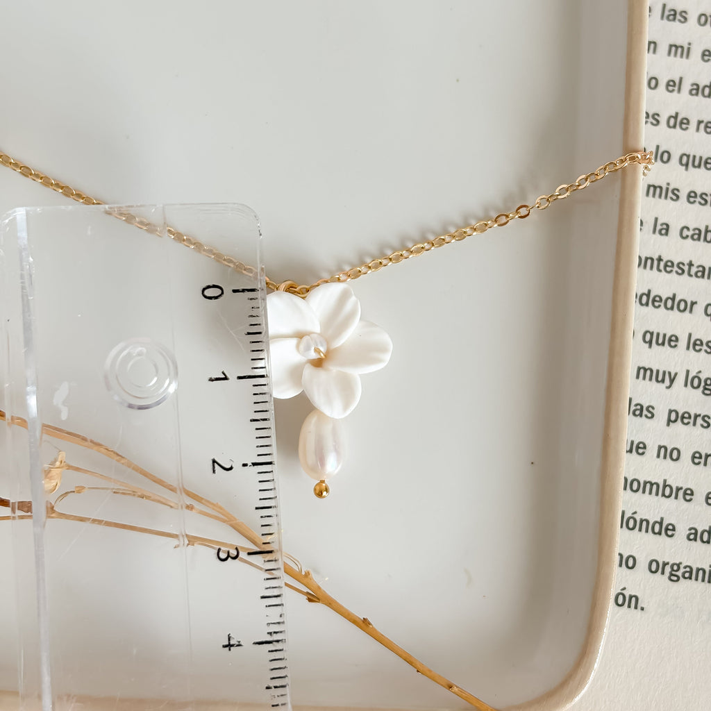 Delicate Floral Pearl Pendant Necklace