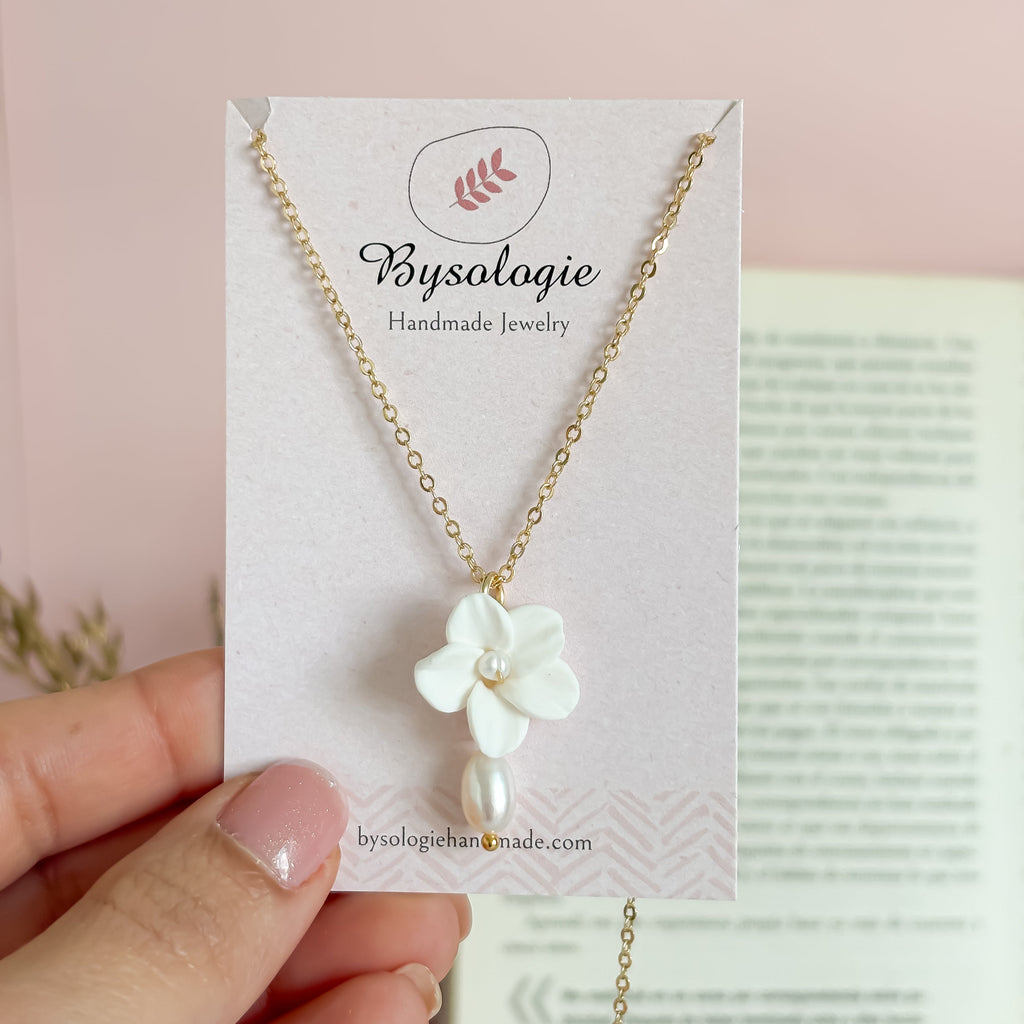 Delicate Floral Pearl Pendant Necklace