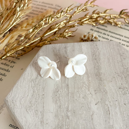 Minimalist petal flower earrings with pearl