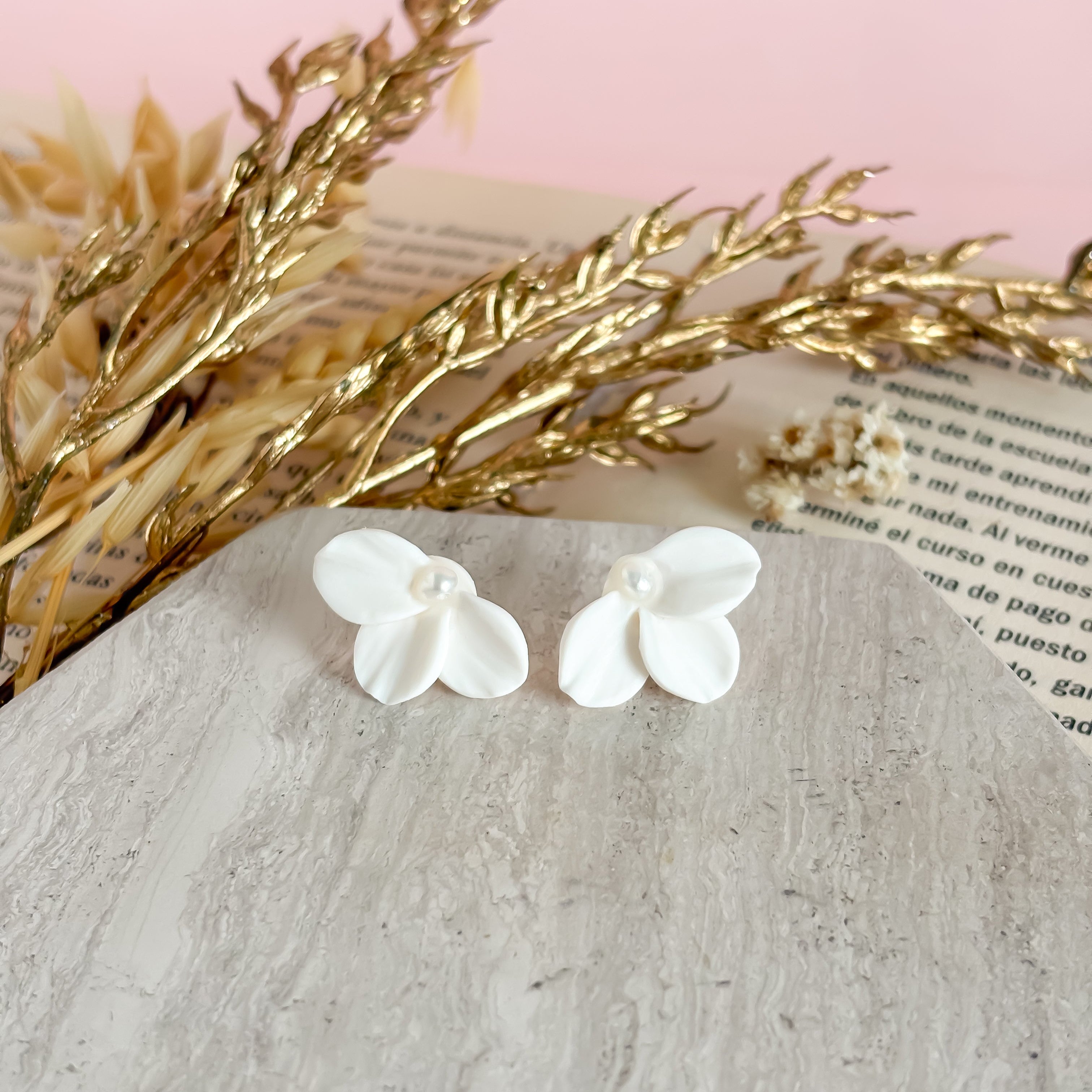 Halve bloem oorbellen in het wit en een naturel parel in de middel