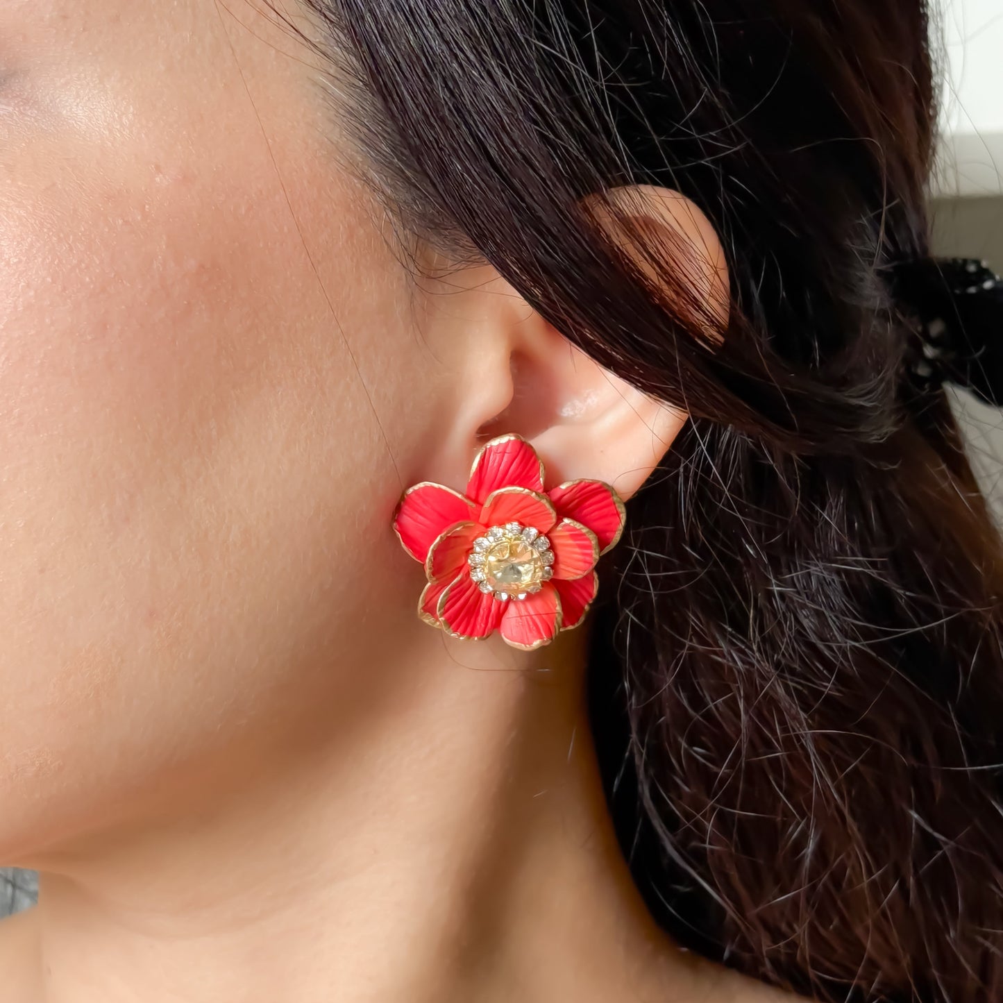 Fiorella - Red flower earrings with crystal beads in the middle
