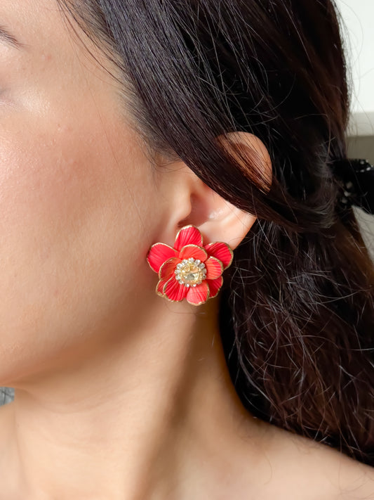 Fiorella- Rode bloemen oorbellen met crystal kralen in de midden