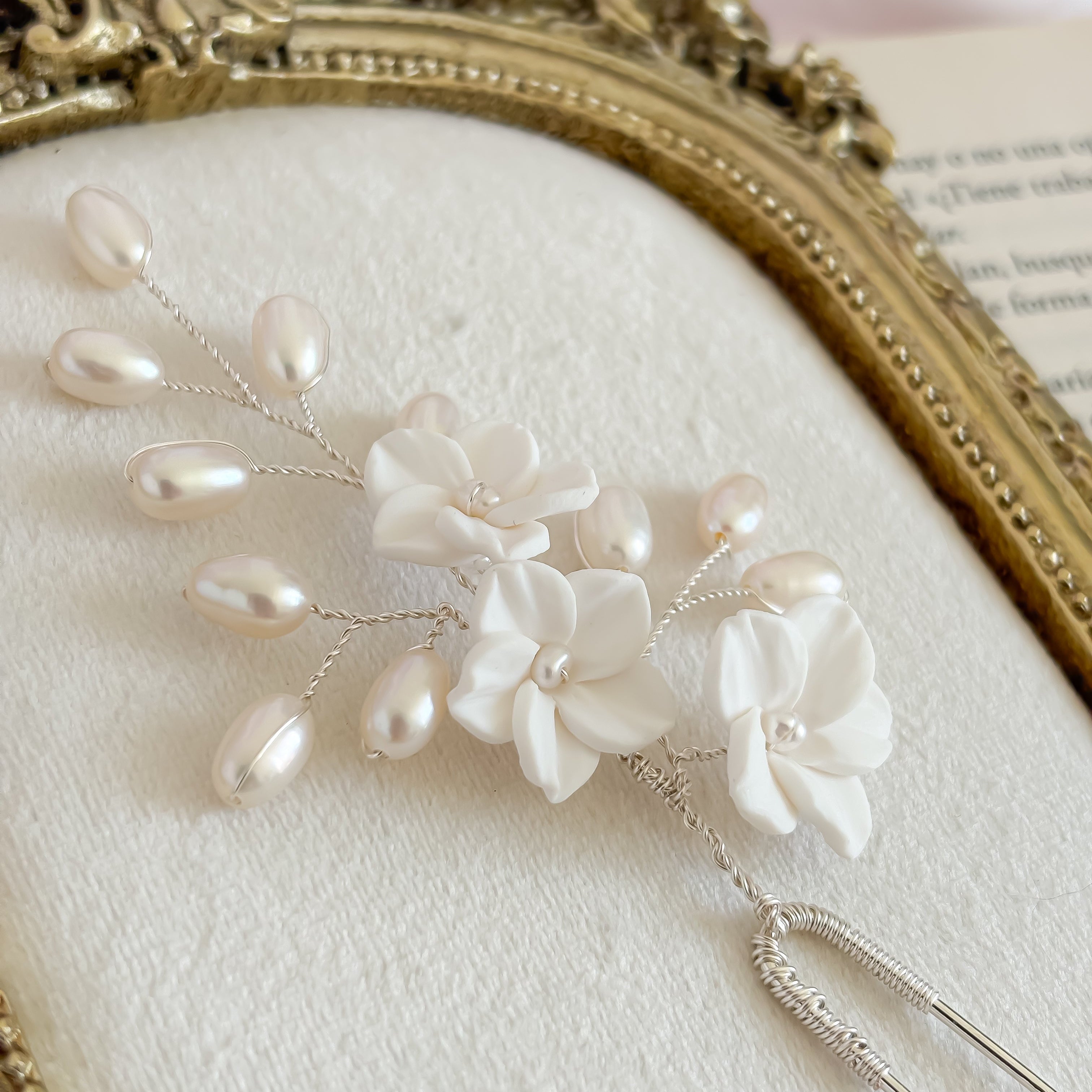 Pearl and floral hairpin handmade in polymer clay and silver plated