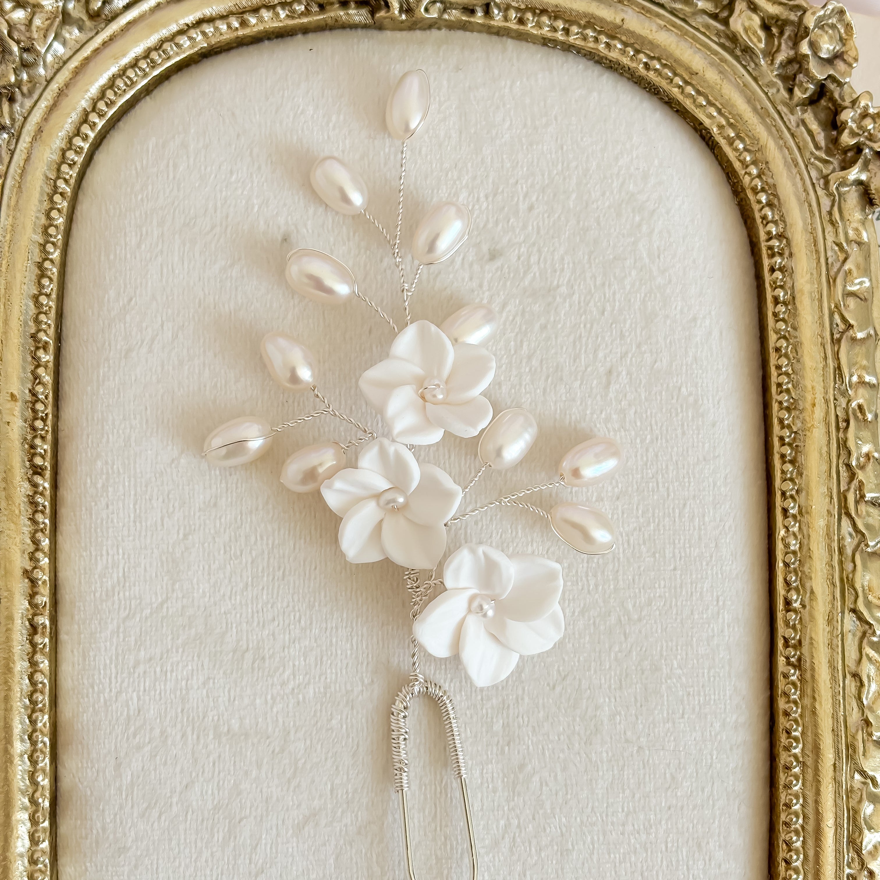 Decorative hairpin with white flowers and pearls
