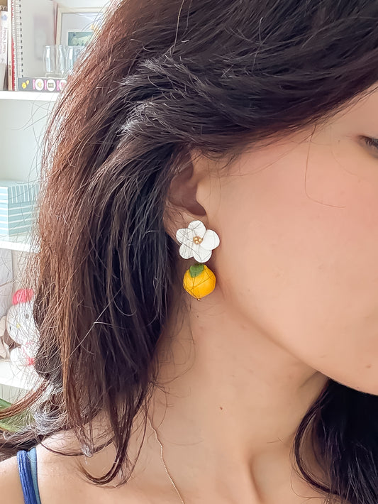 Siciliani- citroenbloesem oorbellen met witte bloemen
