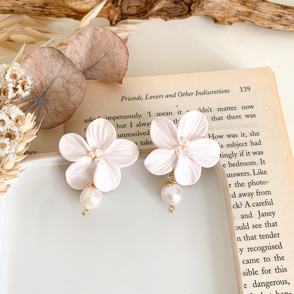 Parel bloem oorbellen met polymeer klei wit