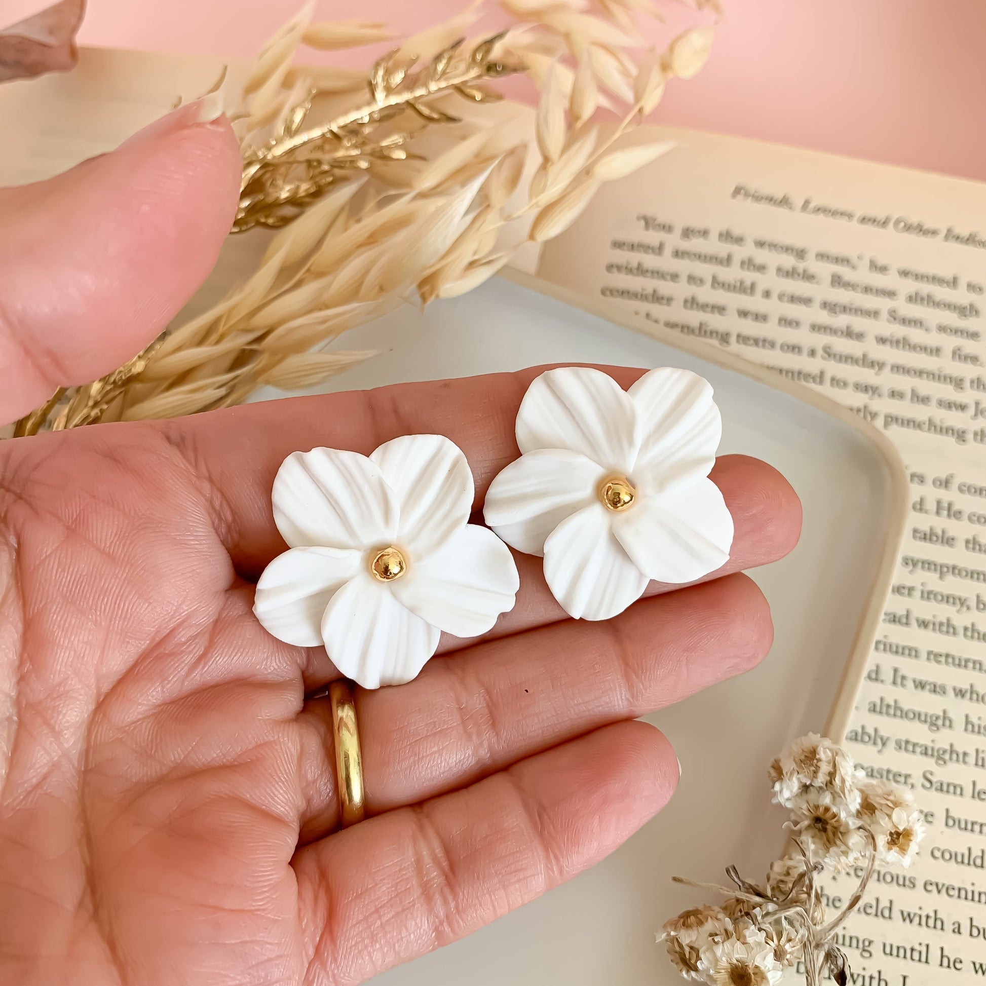 hand measurement white flower stud earrings