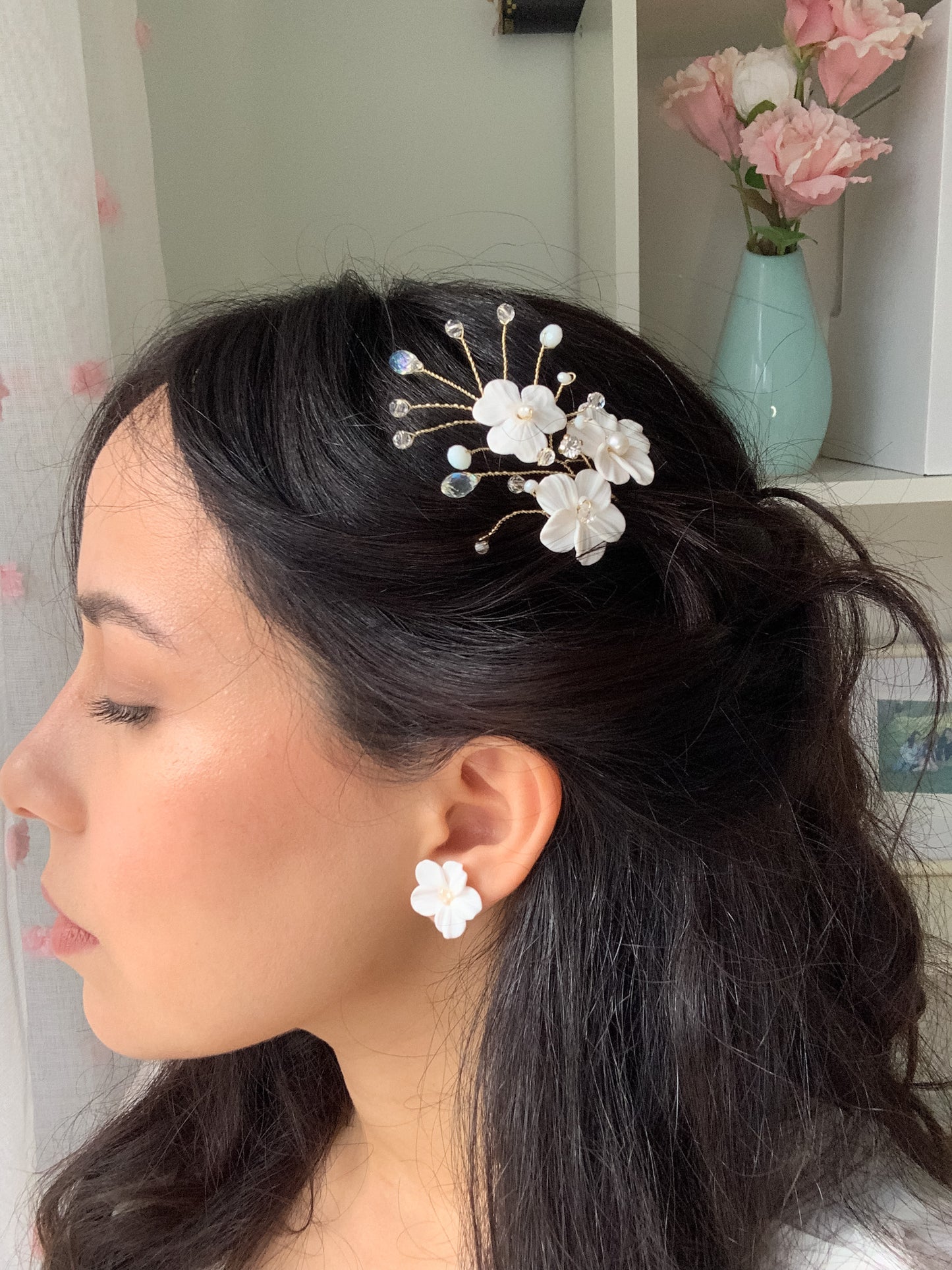 Dainty bridal flower hairpin with pearls