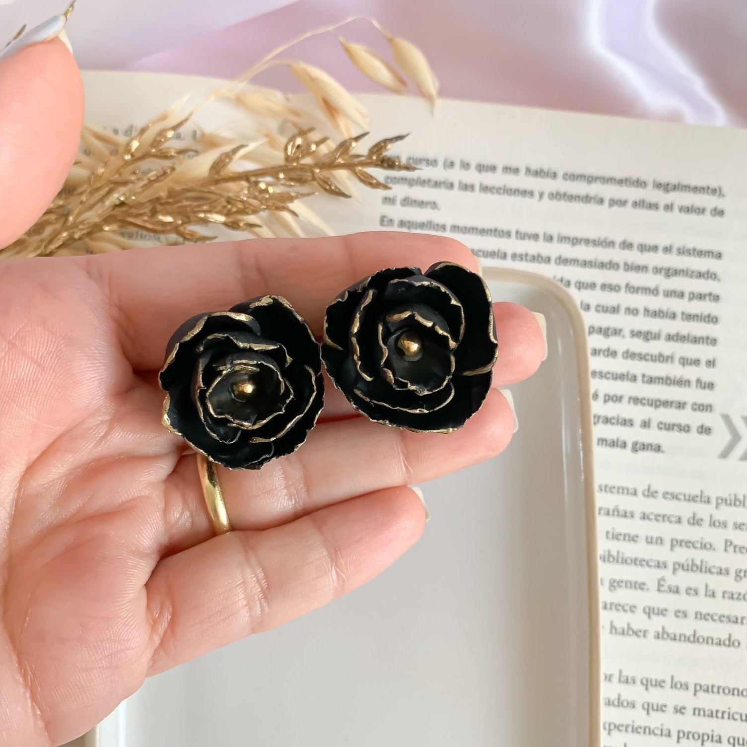 hand measurement black flower stud earrings