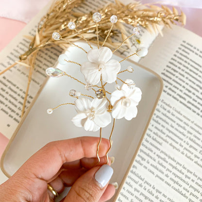 Dainty bridal flower hairpin with pearls