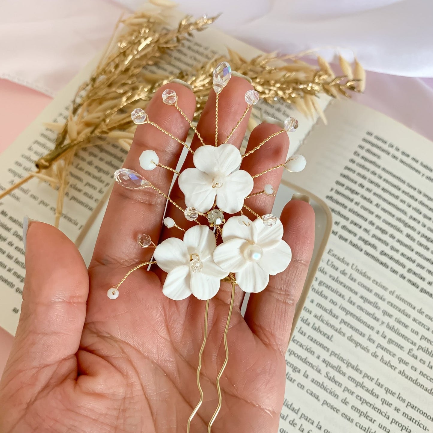 Dainty bridal flower hairpin with pearls