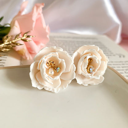bloem design oorbellen met parels en kralen gewikkeld in draad in het midden