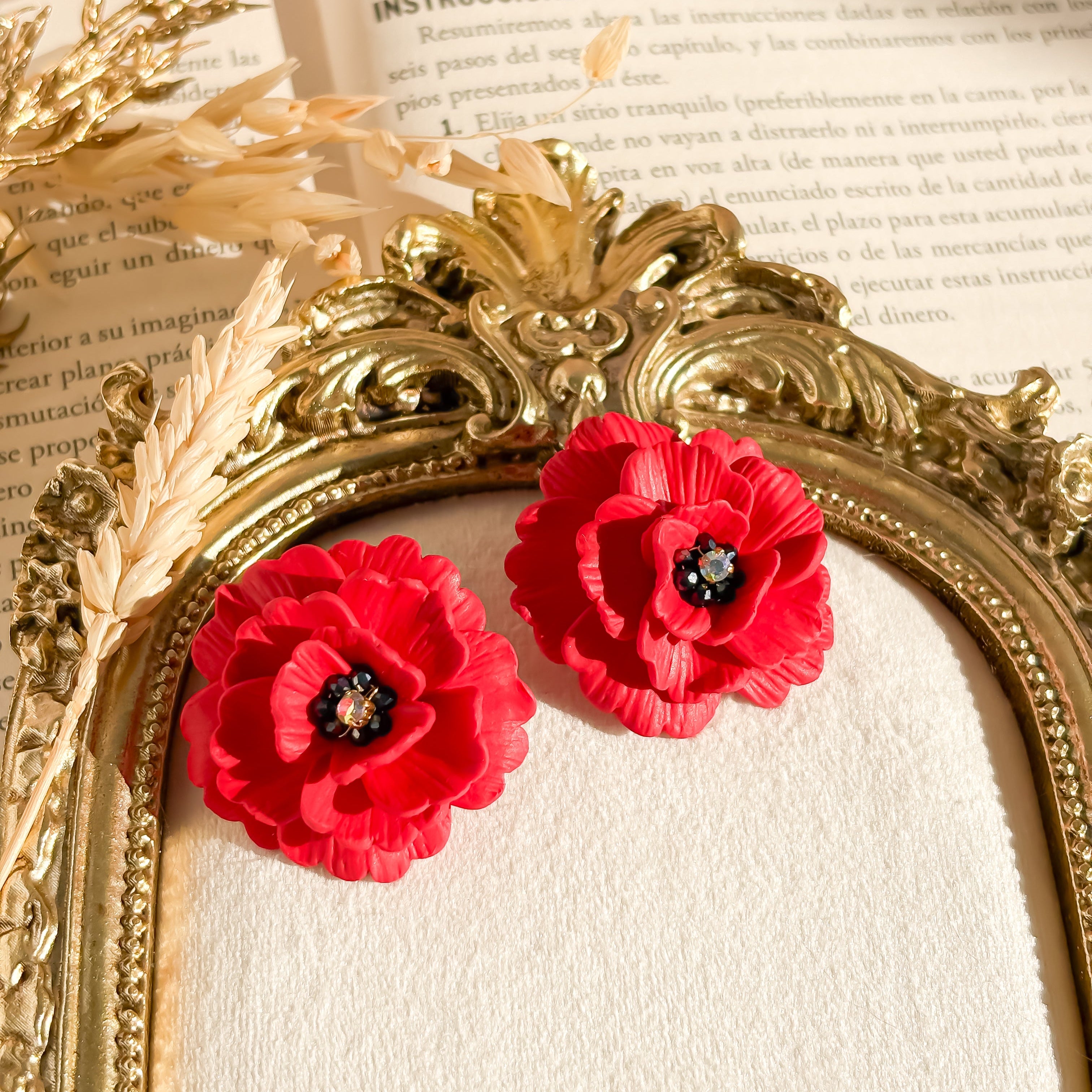 Rode Bloem Statement Oorbellen in klei en zwarte kralen