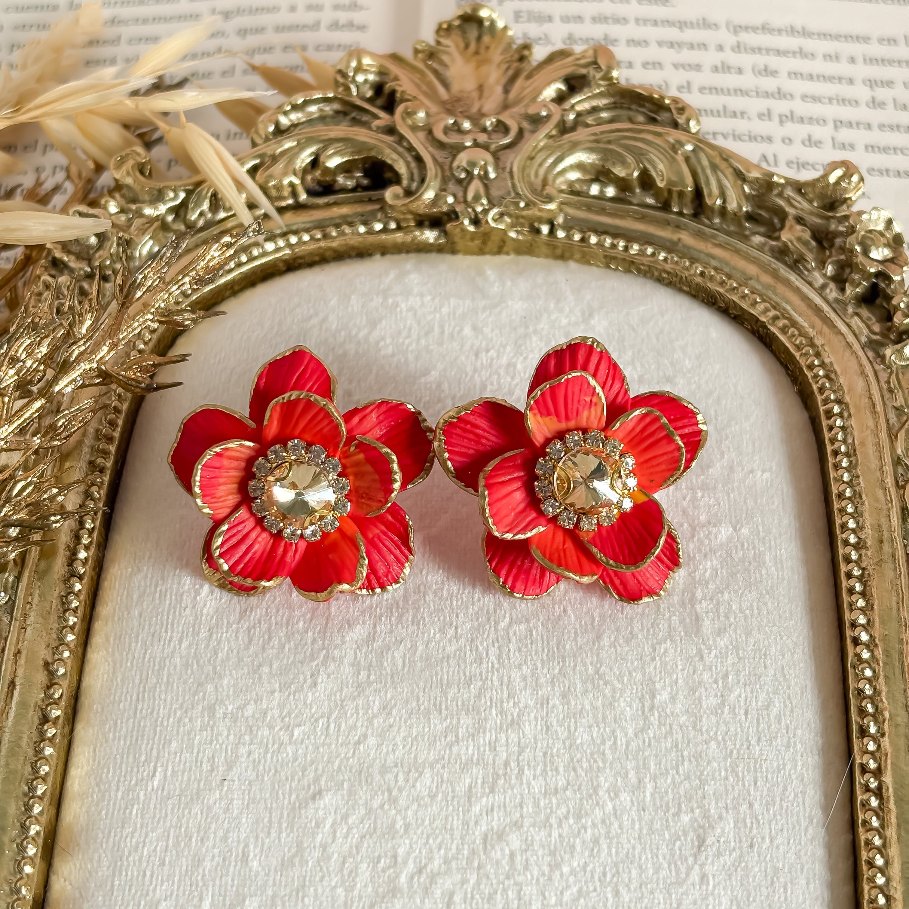 Rode bloemen oorbellen met crystal kralen in de midden