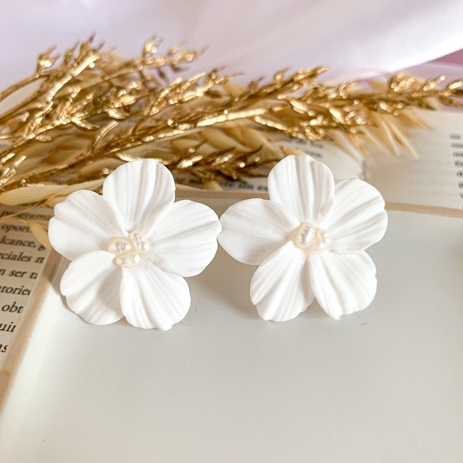 Witte Bloemen Oorstekers met Parel