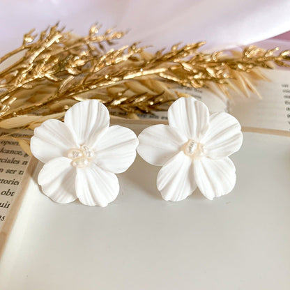 Witte Bloemen Oorstekers met Parel