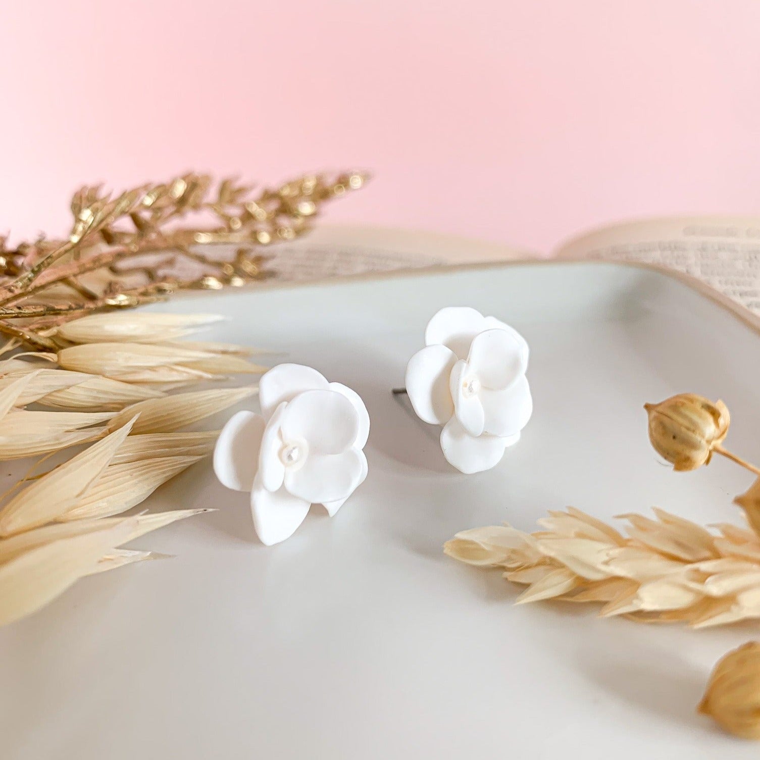 Witte kleine bloem oorbellen met zilveren sterling post terug oorbellen