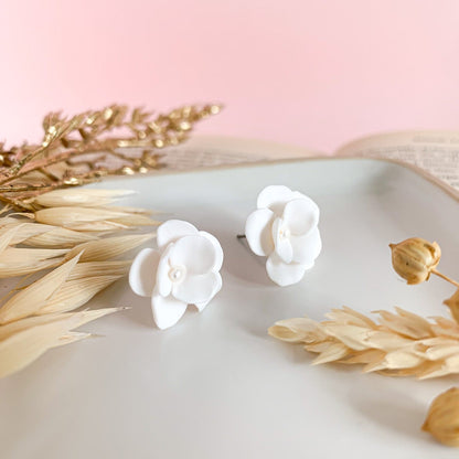 Witte kleine bloem oorbellen met zilveren sterling post terug oorbellen