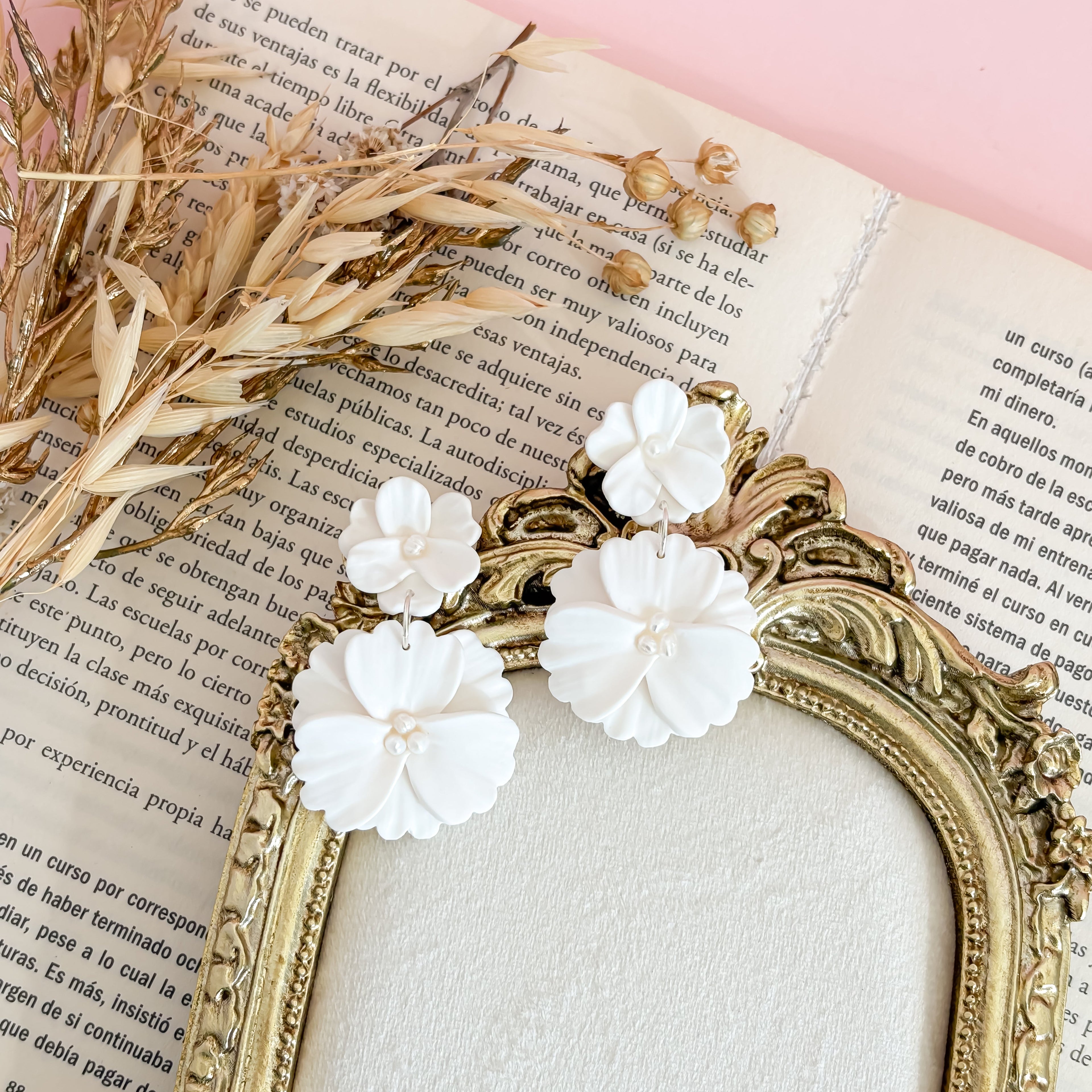 Bruids oorbellen met witte bloemen zijn de perfecte accessoire voor jouw speciale dag! Handgemaakt met delicate witte polymeerklei bloemen en natuurlijke zoetwaterparels