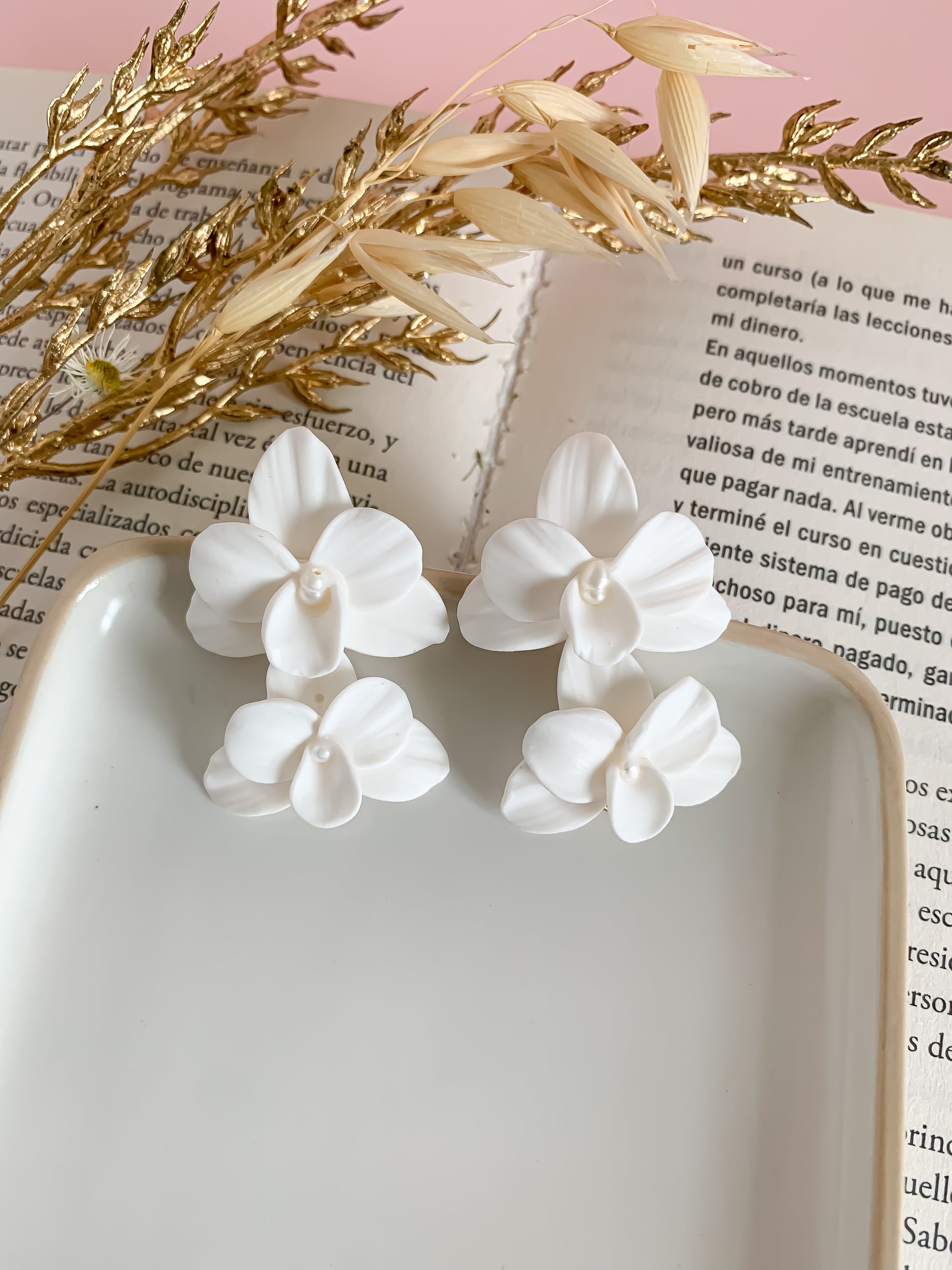 oorbellen met dubbele orchidee in witte klei