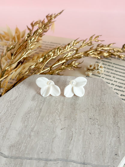 Minimalist petal flower earrings with pearl