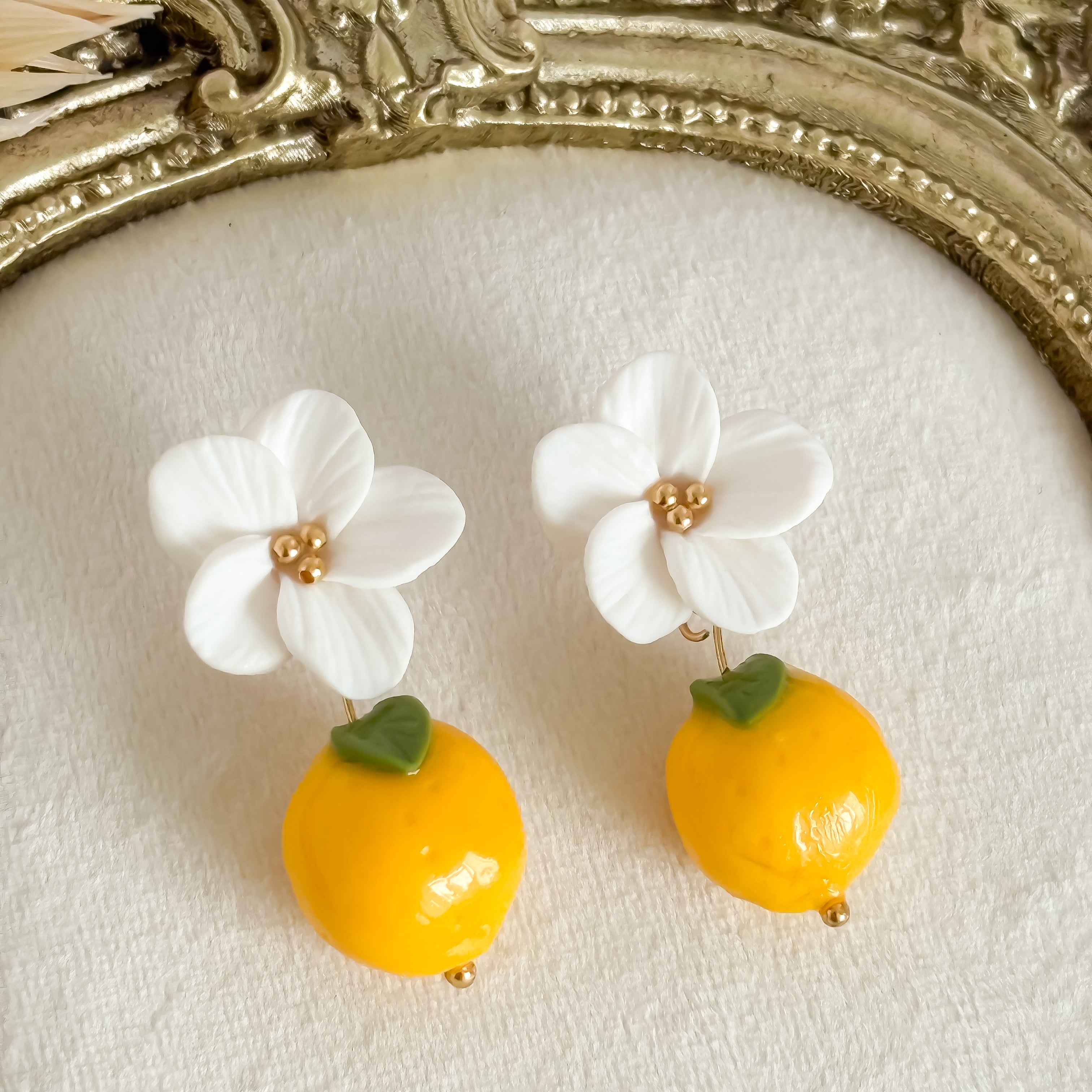 witte bloem oorbellen met citroendruppels handgemaakt in polymeerklei